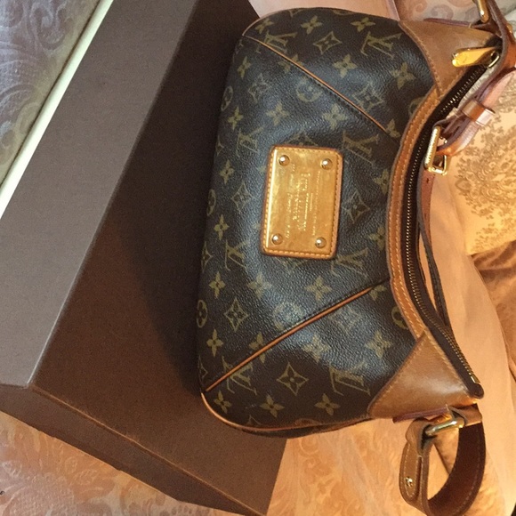 louis vuitton handbag with gold plate